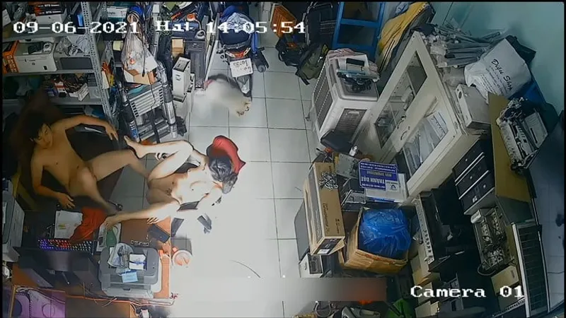 Cô vợ ông chồng nện nhau trong của thằng nhỏ máy tính